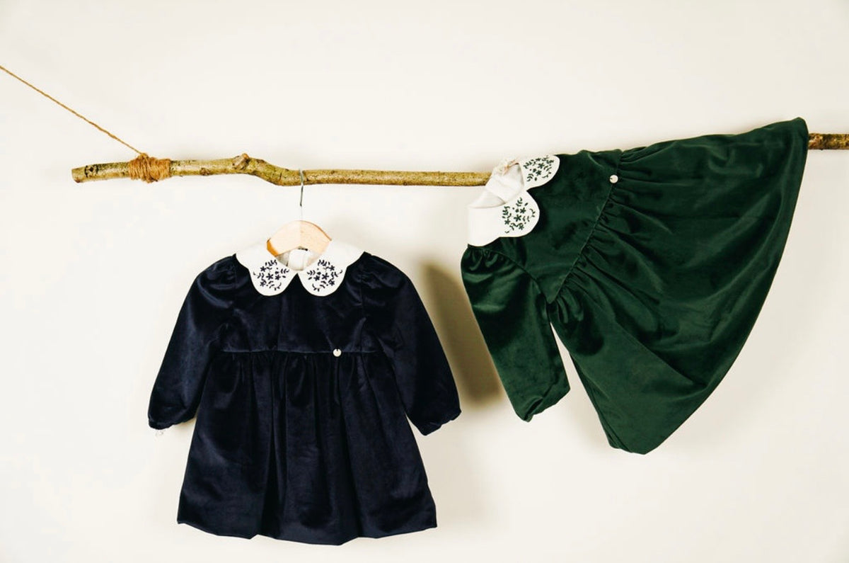 Robe de Noël en velours avec col brodé – Vert sapin & Bleu marine
