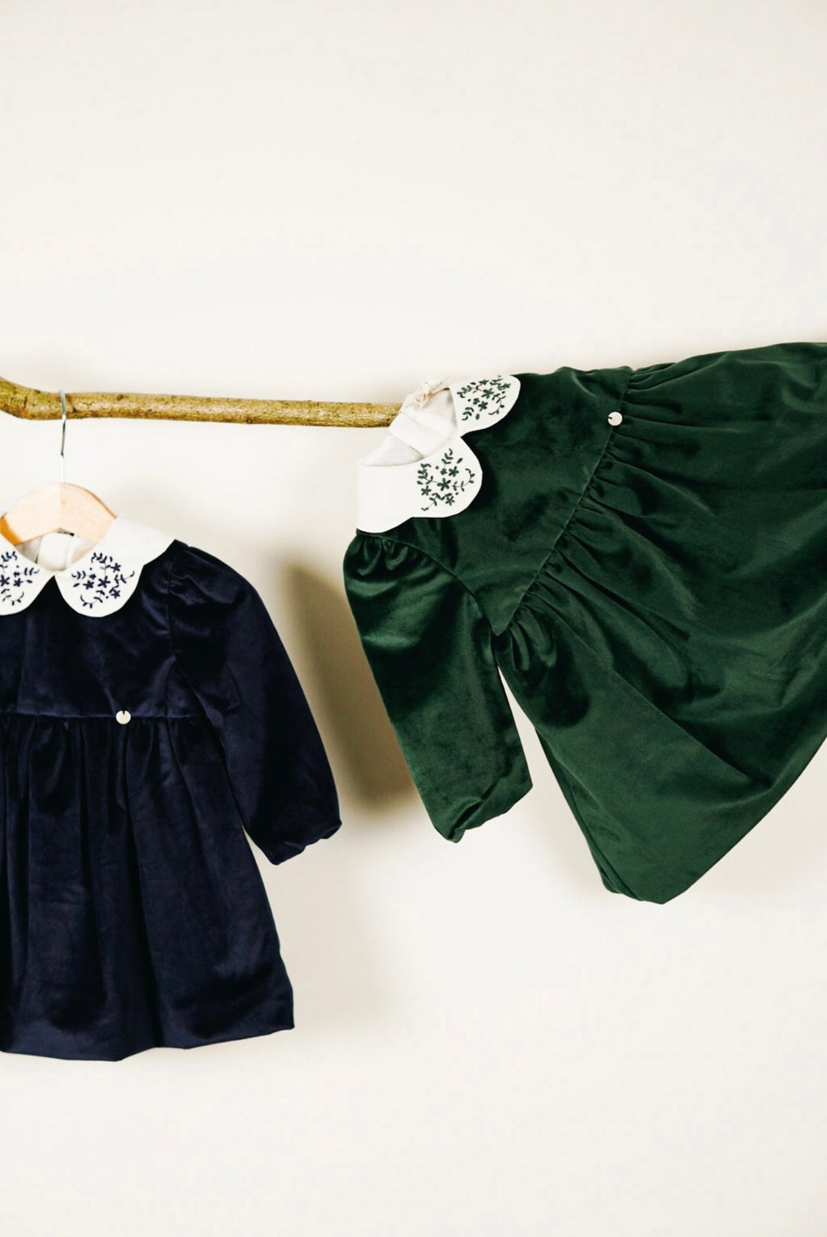Robe de Noël en velours avec col brodé – Vert sapin & Bleu marine