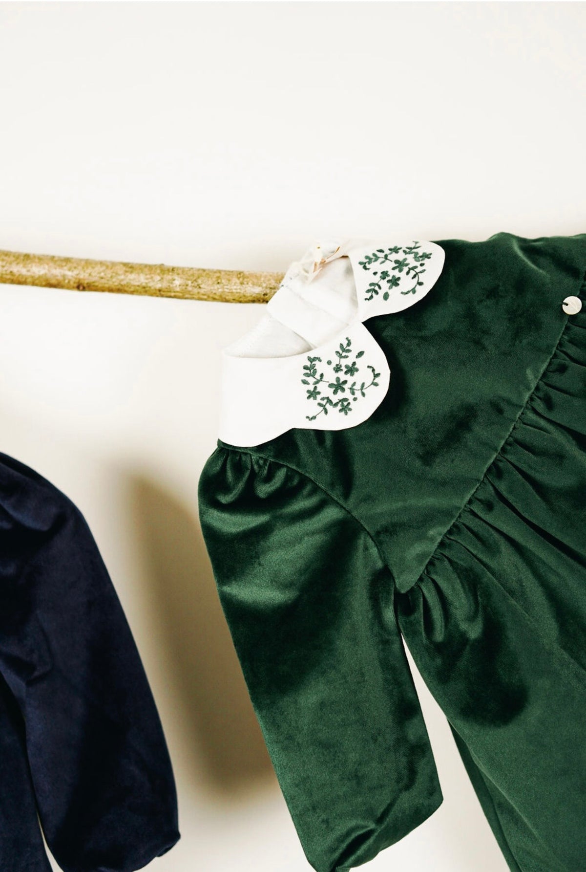 Robe de Noël en velours avec col brodé – Vert sapin & Bleu marine