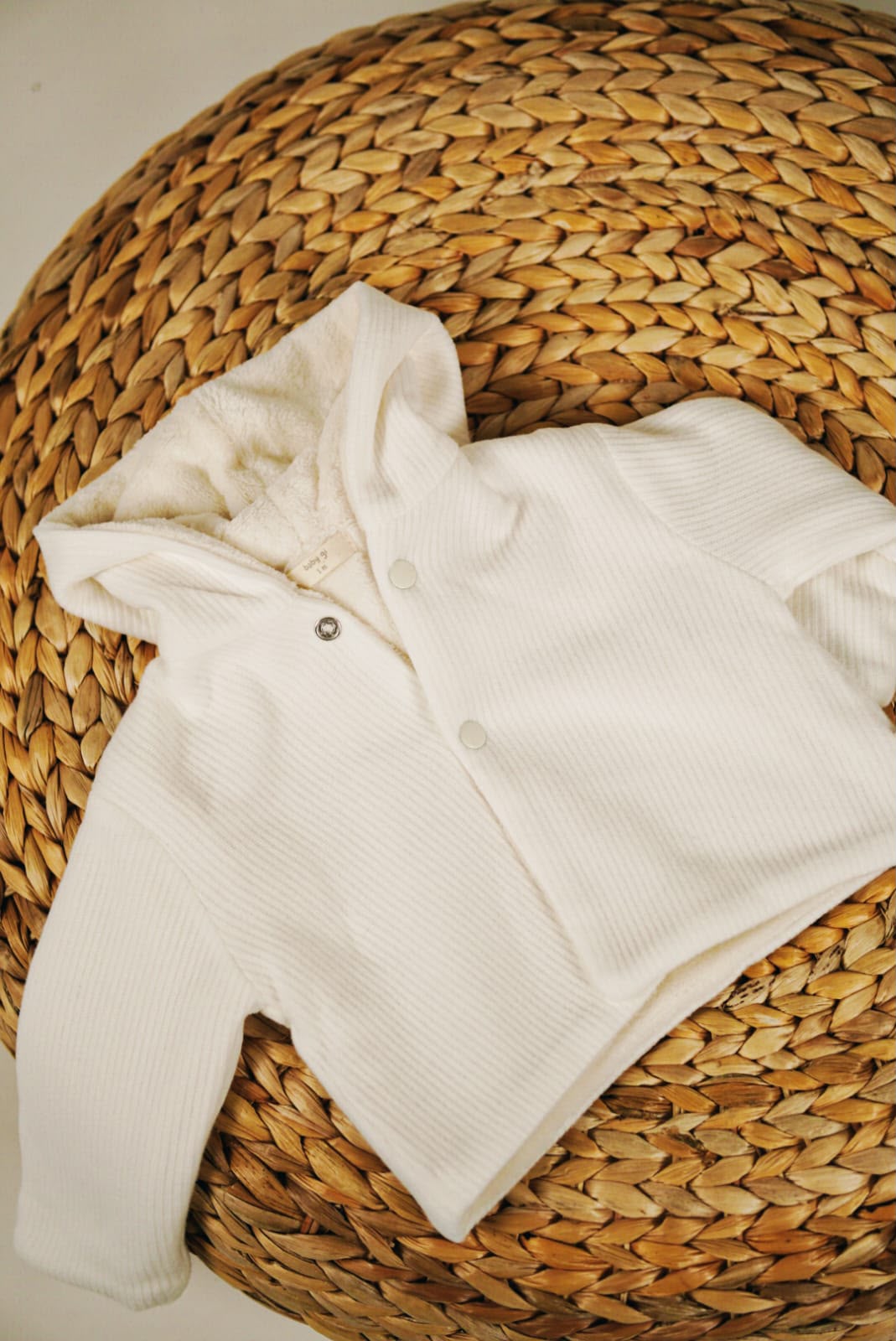Veste bébé écrue à capuche doublée en maille côtelée