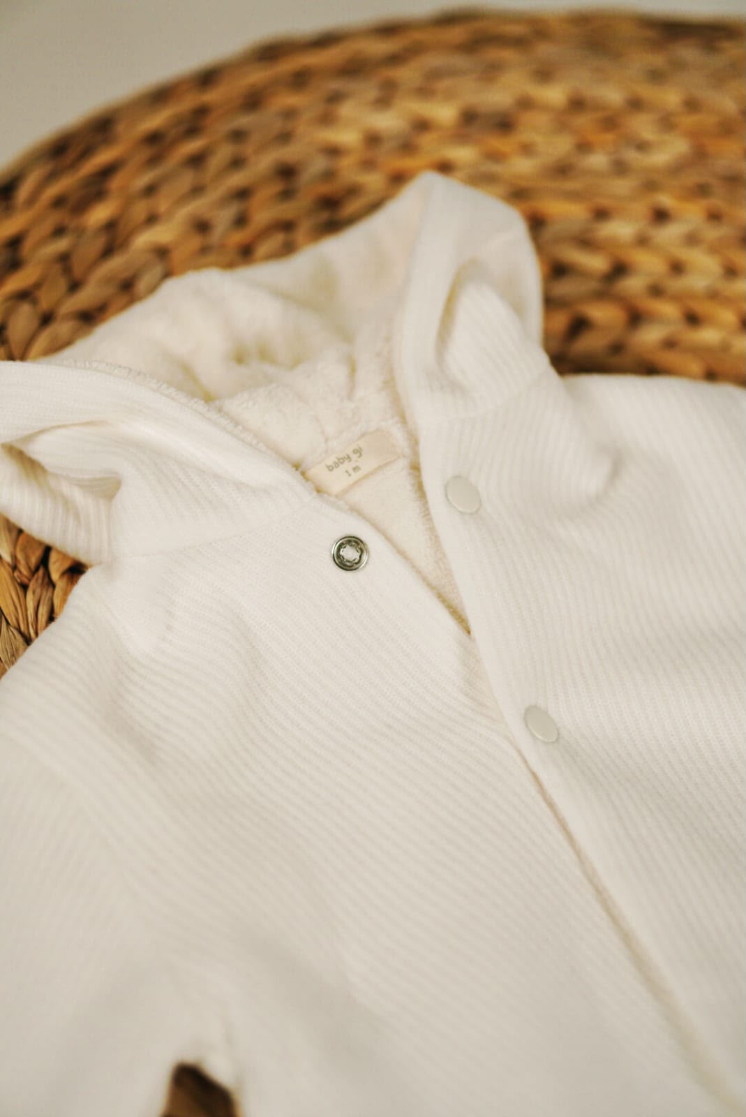 Veste bébé écrue à capuche doublée en maille côtelée